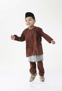 穿传统服装的马来男孩