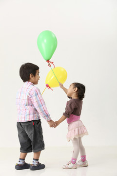 儿童手持气球侧视图