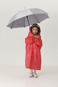 穿红色雨衣拿伞的女孩