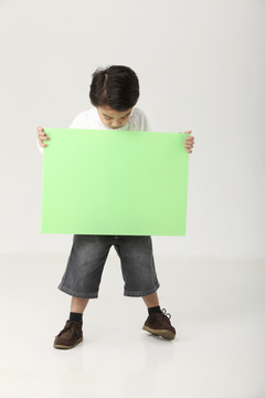 男孩看绿纸板