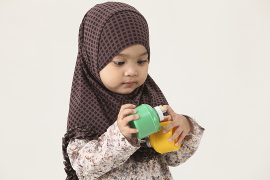 马来西亚穆斯林少女手持两盏油灯