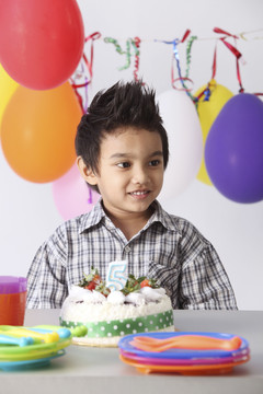 生日蛋糕前有一个男孩