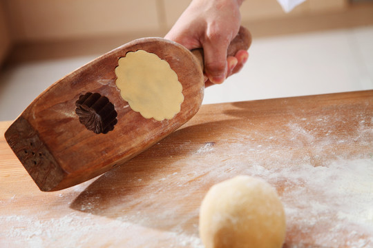 厨师手握木模铸造月饼