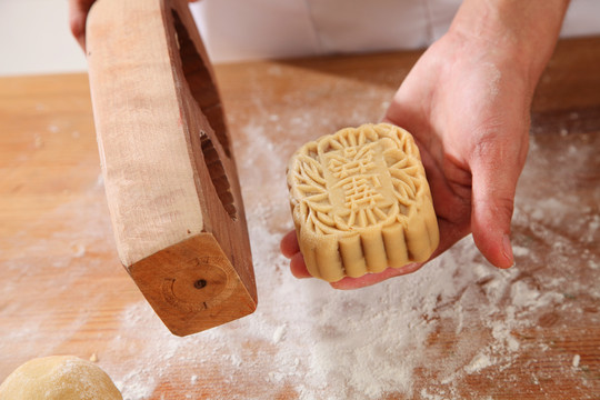 用传统木模铸造月饼