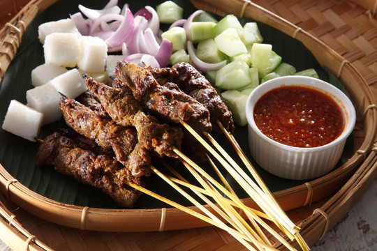 马来西亚名菜竹篮沙爹配黄瓜和烤羊肉