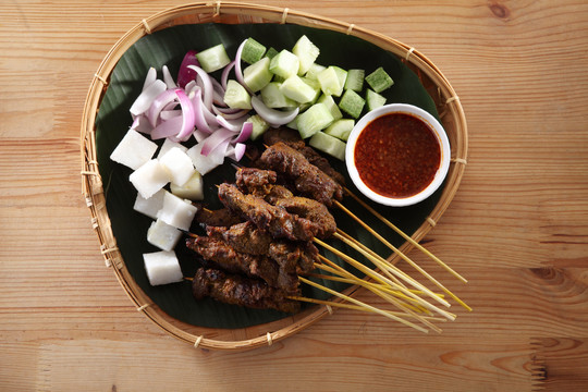 马来西亚名菜竹篮沙爹配黄瓜和烤羊肉
