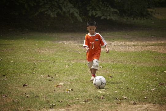 踢足球的男孩