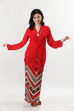 穿着红色凯巴亚舞的马来女人