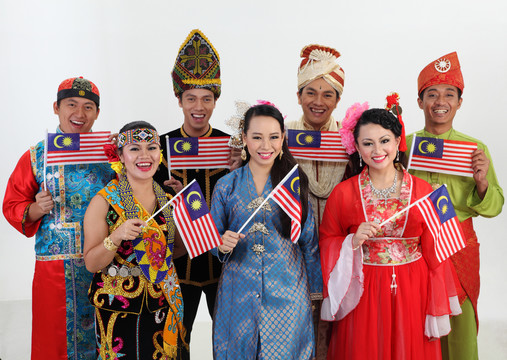 马来西亚传统服装展示马来西亚国旗