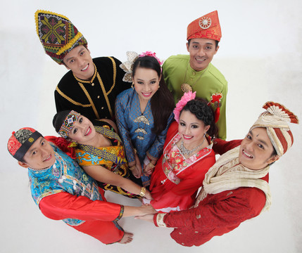 马来西亚传统服装组顶视图