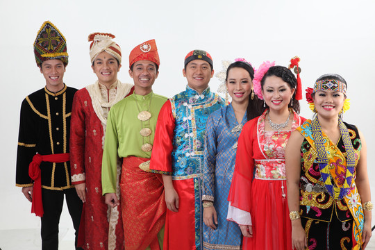 马来西亚传统服装站成一排