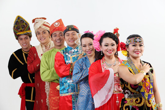 马来西亚人穿着传统服装，带欢迎标志