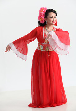 中国妇女传统服装摆姿势正面图