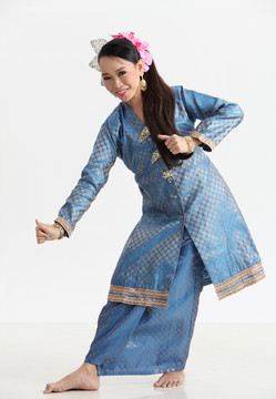 马来人与传统服装舞蹈的妇女全长