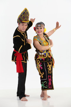 来自婆罗洲的一对舞者的完整长度和姿势