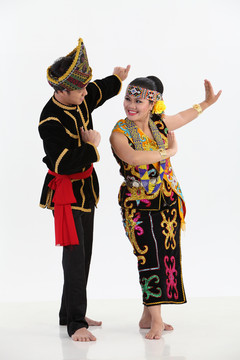 来自婆罗洲的一对舞者的完整长度和姿势