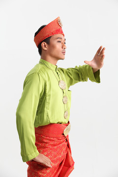 穿着传统服装表演武术的马来人