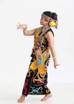 沙捞越女子，传统服装舞蹈