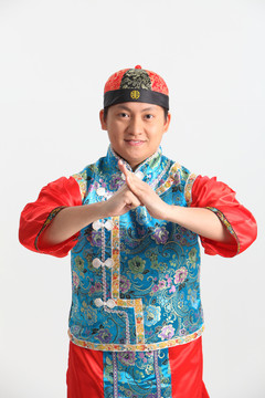 中国男人用传统服装问候的特写镜头