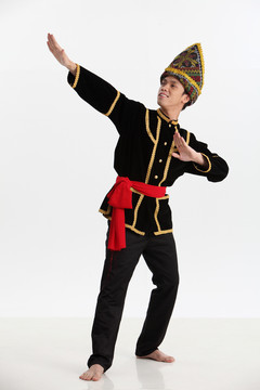 婆罗洲人穿着传统服装跳舞