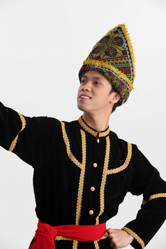 穿着传统服装的婆罗洲人