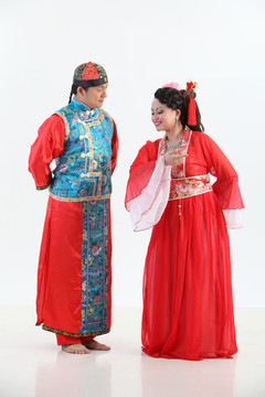中国传统服装情侣合影
