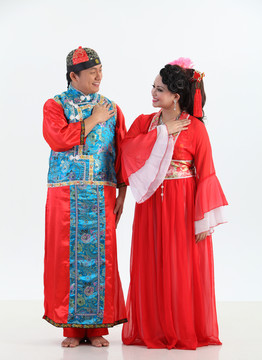 身着传统服装的中国夫妇，带欢迎标志