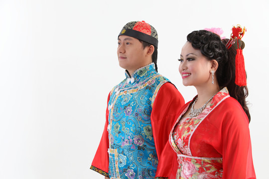 中国情侣摆传统服装
