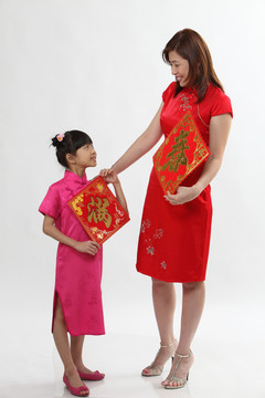 穿着传统服装的中国母亲和女儿