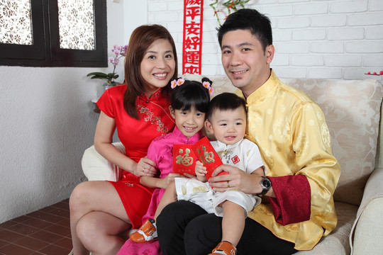 一家人坐在沙发上，用中国新年装饰