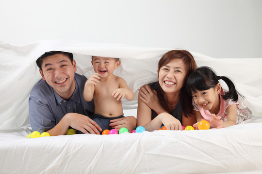 中国家庭在床上玩耍