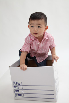 在白盒子里玩的中国男孩