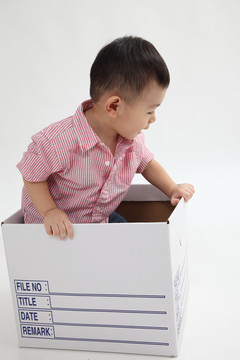在白盒子里玩的中国男孩