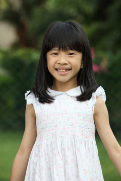 中国小女孩在公园的画像