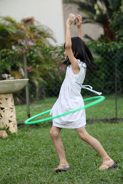 在花园里玩草裙舞的中国女孩