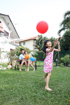 快乐的中国家庭在花园里玩耍