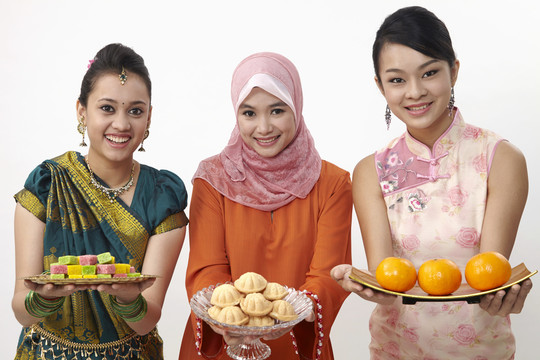 马来西亚的盘子里装满了糖果，巴胡鲁和桔子