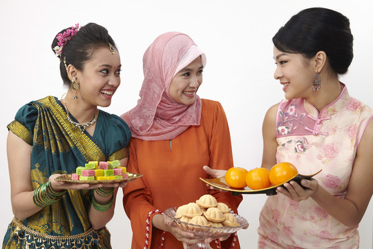 马来西亚的盘子里装满了糖果，巴胡鲁和桔子