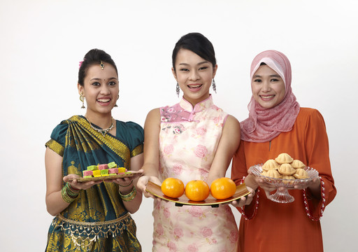马来西亚的盘子里装满了糖果，巴胡鲁和橘子