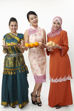 马来西亚的盘子里装满了糖果，巴胡鲁和橘子