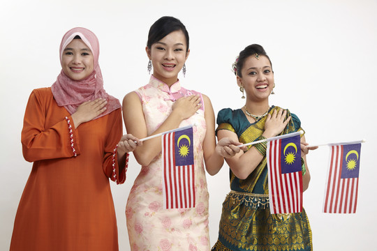 胸前手举马来西亚国旗的年轻女子
