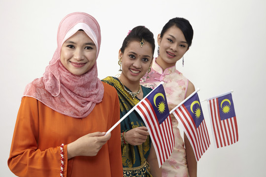 手持马来西亚国旗的年轻女子