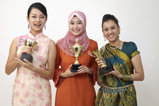 我们是冠军，马来西亚人拿着奖杯