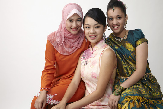 三个马来西亚人坐在一起看镜头