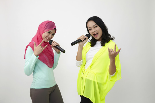 马来西亚华人和马来妇女用手语一起唱歌