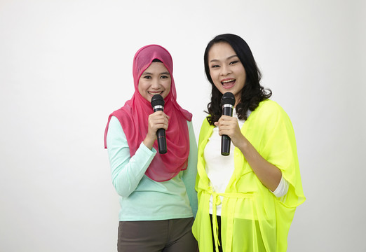 马来西亚华人和马来妇女一起唱歌