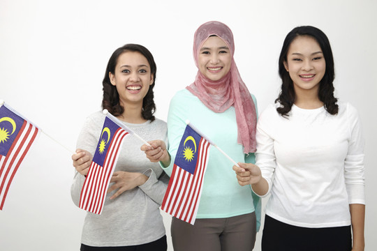把注意力集中在三个马来西亚人的旗帜上