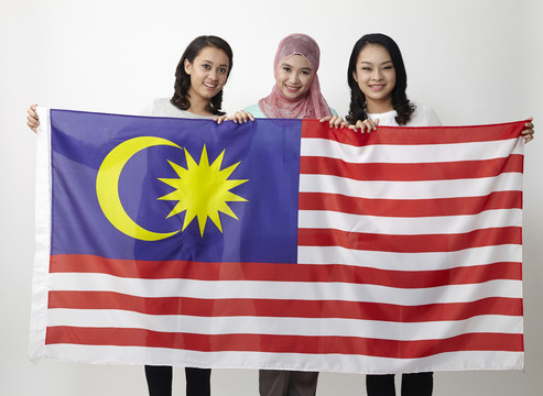 马来西亚多民族手持大旗看镜头