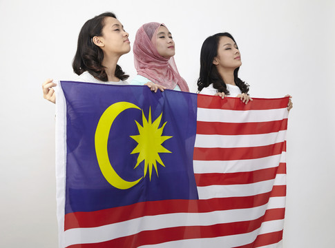 马来西亚多种族人士手持大旗，雷耶斯关门