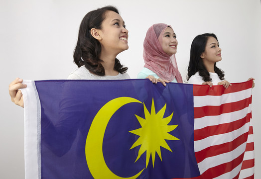 马来西亚多民族手持大旗远眺
